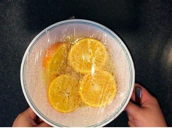 step2: 將橙連同2湯匙水，用玻璃碗裝著，包上保鮮紙，在保鮮紙上用刀?2個小洞，放入微波爐加熱10分鐘 (1000w)。
加熱完成，待3分鐘後取出，放涼5分鐘。