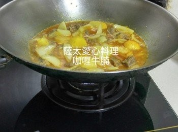 step3: 加入薯仔。加適量水煮至薯仔熟。