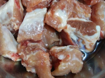 step1: 排骨洗淨切塊，飛水，備用。