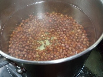 step2: 浸好紅豆後用滾水煮30分鐘,熄火焗30分鐘,測試紅豆是否夠淋,如果想更淋就可以重複煮多15-20分鐘