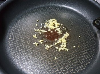 step2: 用少許油起鑊,先爆香薑米
