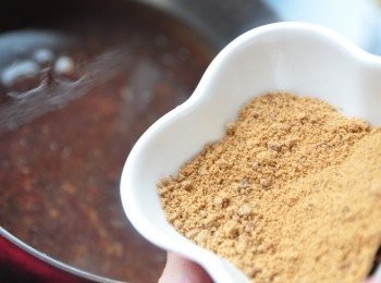 step3: 加入約600cc水拌入絞碎的木耳，並加入黑糖滾煮