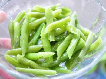 step1: 先將四季豆川燙冰鎮後再斜切小段(也可以換成籚筍)