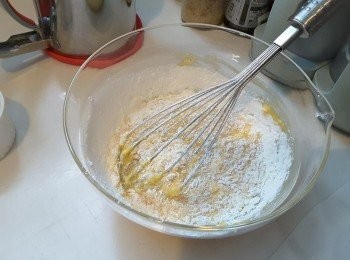 step3: 加入一半低筋粉快手拌勻、