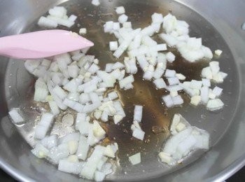 step1: 爆香蒜末和洋蔥末!! 首先在鍋中倒入2大匙的油~~ (我是使用paella鍋,用一般的燉飯鍋也可以喔!!)