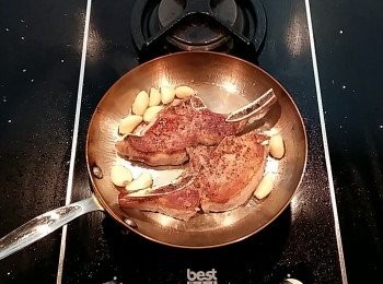 step5: 煎至兩面焦香,伊比利豬建議煎至6-7分熟即可,口感極佳。