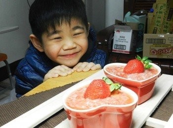 step6: 將煮好的草莓醬汁淋在米布丁上，再擺上草莓裝飾，淋上一點鷹牌煉奶，就大功告成囉!!