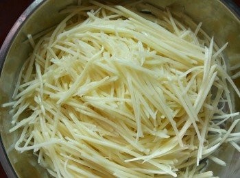 step1: 薯仔洗淨去皮，切絲。