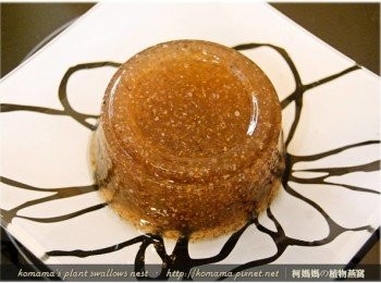 step2: 取一碗盤，將黑木耳健康凍自包裝盒中，直接倒扣在碗盤上。