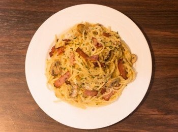 step8: 上碟，灑上芝士粉及番茜碎(可省略番茜碎)，完成