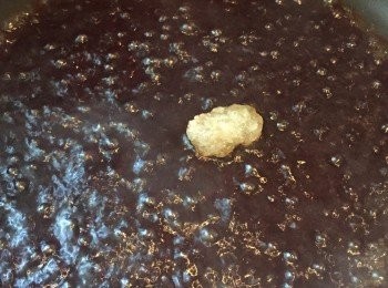 step3: 在鍋中先注入味醂和清酒，煮滾讓酒精揮發後加入醬油和冰糖，煮至冰糖完全溶化而醬汁變濃稠即成<span class="group_2">照燒汁</span>。