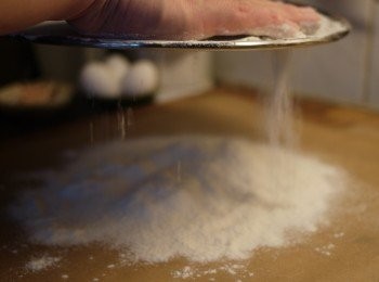 step1: 麵粉+鹽巴+小蘇打粉混合，分解顆粒，均勻一下!