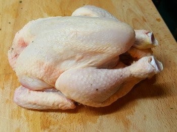 step1: 先將春雞洗淨及去除雞肚內肥膏。