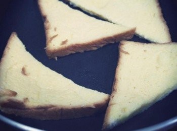 step5: 將浸泡後的吐司用小火煎~~