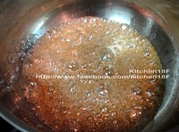 step12: <span class="group_3">C焦糖液</span> (再過2-3分鐘)，顏色由淺咖變深咖。先關火，再倒進熱開水(小心焦糖突然噴濺)。覺得濃稠，可再多加熱開水調整。