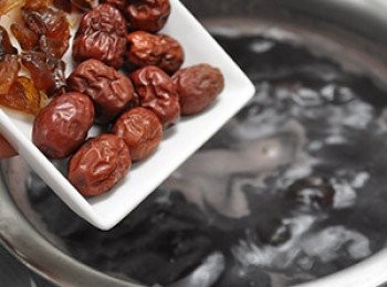 step7: 加入適量桂圓乾及紅棗轉小火煮10分鐘。