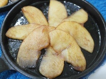 step6: 預熱完後將蘋果片放射性的擺在鐵鍋上^^