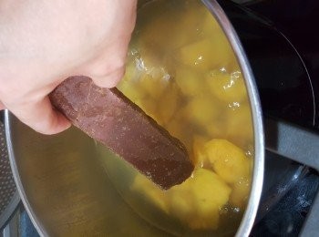 step5: 用竹籤插入蕃薯內,如可以輕易插入代表蕃薯已經熟,如不能易插入就煮多幾分鐘,再加入片糖,煮到片糖完全溶化就可以試味即可(如未夠甜可再加片糖,如太甜就略加少許滾水溝淡)