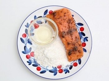 step1: 用鹽和黑椒醃三文魚(兩邊)15分鐘。