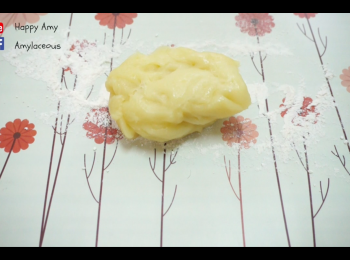 step8: 於桌上撒上少許糕粉，放上麵糰。