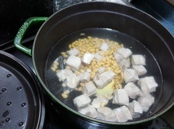 step2: 用約1500g水煮滾,加入排骨及黃豆,2片薑,大火煮到水滾後轉細火煮1小時待排骨出味