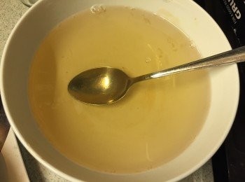 step4: 再準備桂花溶液, 把糖加入魚膠粉, 加入熱水攪勻