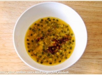 step3: 將百香果剖半，取出果肉後，放入碗中，並加入些許焦糖醬拌勻。