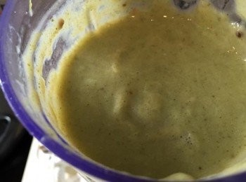 step3: 西蘭花、椰菜花及燕麥奶放進攪拌機，再加入部份蘑菇攪匀成湯。
。