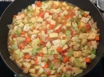 step4: 取炒鍋用少許橄欖油炒香洋蔥後放入蕃茄炒軟,在下紅蘿蔔丁和馬玲薯丁略炒,最後加入高麗菜丁和芹菜丁.並用少許鹽和黑胡椒粉調味.加入約2-3碗水,