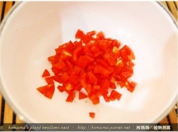 step2: 小番茄洗淨後去蒂，並分切成適當的小大放入碗中。