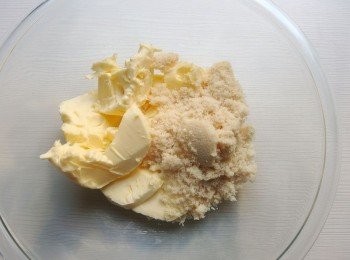 step4: 攪拌盆內放入軟化的奶油及糖。