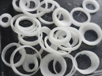 step1: 先將洋蔥切除頭尾部份，由頭至尾端切，約一厘米厚，使其成為圓圈