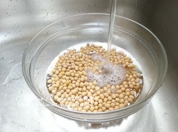 step1: 黃豆放入大碗內 , 加水浸過面3小時後倒去水份
