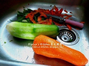 step1: 青紅蘿蔔去皮分別切件