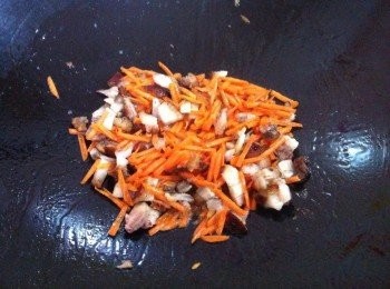 step2: 取出鍋加入1匙食油，燒肉和紅蘿蔔絲下鍋爆炒一會。