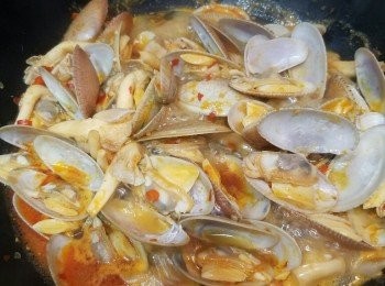 step4: 開蓋，秀珍菇同花甲嘅水份會令醬汁帶浠。所以先開大火收汁，後續少加<span class="group_3">芡汁</span>拌勻，汁變杰身，加蔥花，香噴噴呀！