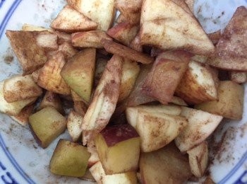 step1: 1)將水果切粒加入肉桂粉拌勻放入焗杯