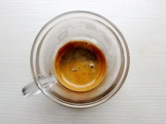 step3: 秘訣之一:準備一小杯義式濃縮咖啡,快完成時加入少量的濃縮咖啡可增加色澤及堅果香(阿拉比卡等級的咖啡豆具有豐富的堅果及果香味),對咖啡因不適者可不添加。亦可換成黑糖蜜也有不錯的效果。