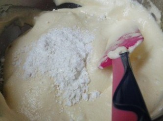 step3: 分三次將蛋白霜加入蛋漿內，輕手拌勻。然後篩入麵粉及粟粉，輕手拌勻至幼滑沒有粉粒
