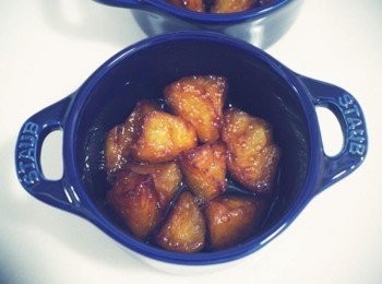 step4: 分別將蘋果裝入容器中備用~~約可做3杯唷^^