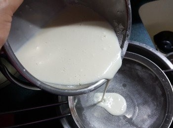 step11: 將麵糊過篩兩次至完全無粉粒