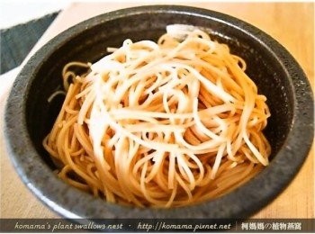 step3: 當雞絲麵的麵身煮熟後，將雞絲麵的麵身逐一撈起，瀝乾水分後再放入至碗中。