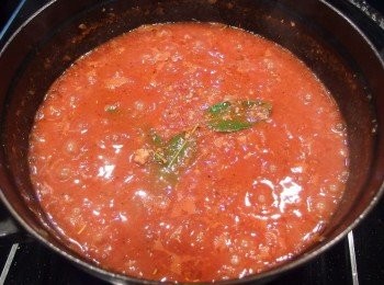 step5: 蓋上鍋蓋小火燉煮約60分鐘,過程中打開鍋蓋稍微攪拌一下防止黏鍋。