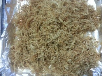 step4: 完成後取出，放進預熱焗爐100度焗10至15分鐘，期間不斷將豬肉絲攪匀。