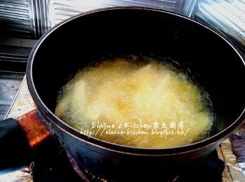 step13: 薯條冷藏2小時後從冰箱取出 , 放入油鑊用慢火慢慢炸至微黃色及硬身