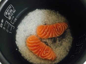 step1: BB米與三文魚洗淨，放電飯煲同煮。