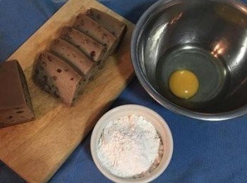 step1: 冷藏後的年糕直接取出切塊。 蛋打散，秤好麵粉和水備用。 
簡易紅豆牛奶年糕食譜連結：https://cook1cook.com/recipe/27967