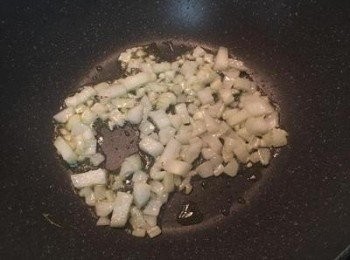 step2: 熱炒鍋放少許橄欖油，將洋蔥丁和蒜末炒香。