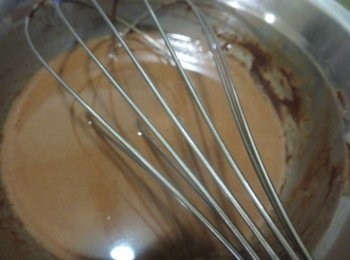 step1: 巧克力加淡奶油隔水小火加热融化，保持温温的感觉备用。