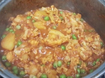 step6: 最後下青豆再煮五分鐘（如馬鈴薯未熟透，可再煮五至 十分鐘）